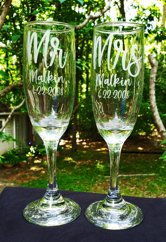 Mr. & Mrs. Champagne Flutes, Wedding Champagne Glasses, Set of 2, Engraved Wedding Gift, Personalized Toasting Flutes, Wedding Gift